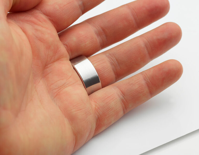 Should A Wedding Ring And Engagement Ring Be Same Finger Size?