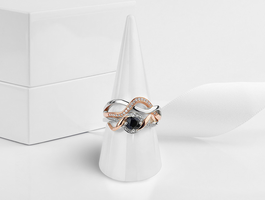Asymmetrical wedding ring in rose gold and white gold, set with diamonds