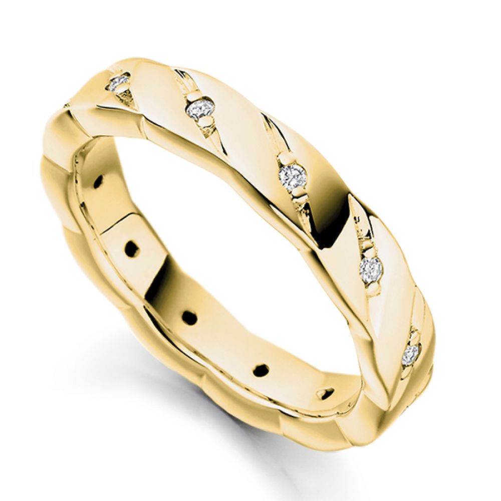 Grain and flush set diamond ring, Yellow gold