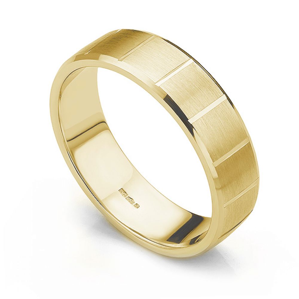 Cross patterned wedding ring with bevelled edge in yellow gold Cross patterned wedding ring with bevelled edge in yellow gold