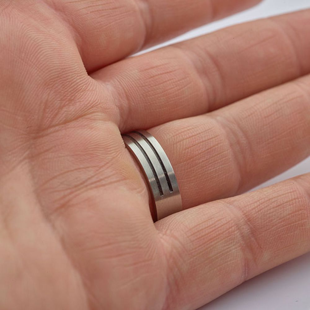 Double channel ashes ring on hand