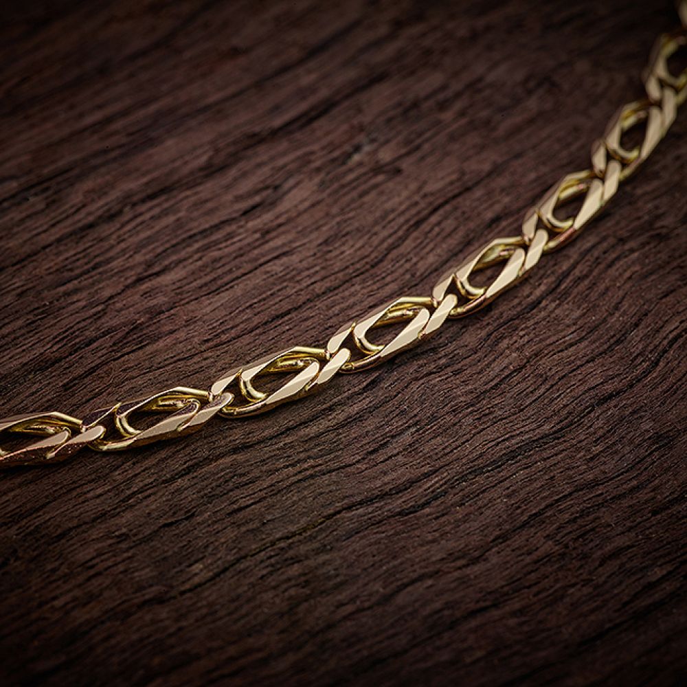 4ct Italian Gold Double Curb Chain – 20 Inches close up view on wood background